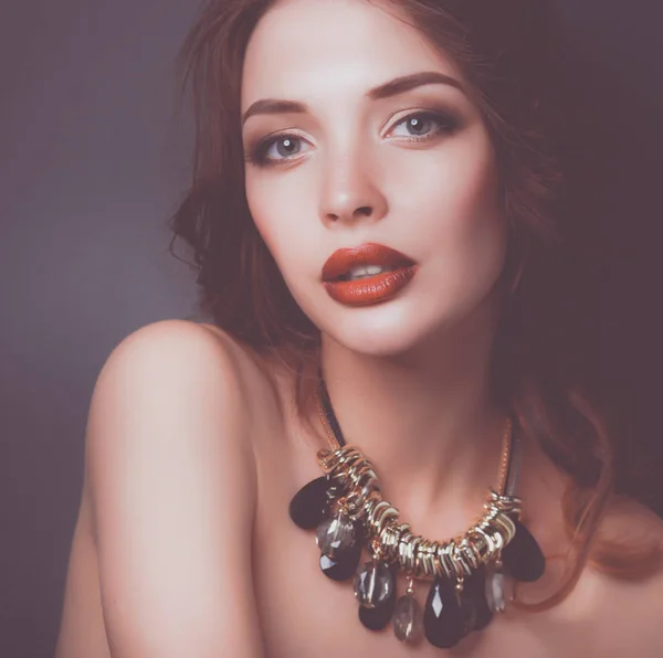 Hermosa mujer con maquillaje de noche en vestido negro — Foto de Stock