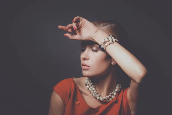 Retrato de mujer joven en vestido rojo, fondo negro aislado — Foto de Stock