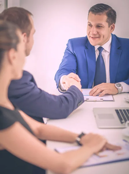 Geschäftsleute sitzen und diskutieren bei Geschäftstreffen, im Büro — Stockfoto