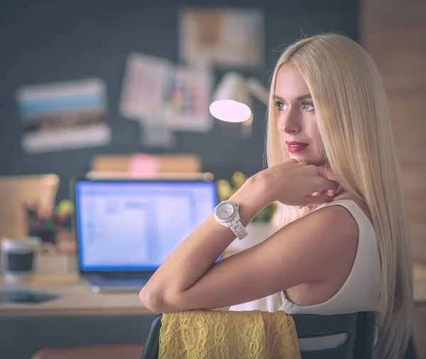 Diseñadores de moda trabajando en el estudio sentados en el escritorio — Foto de Stock