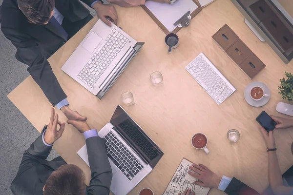 Gente de negocios sentada y discutiendo en la reunión de negocios, en la oficina — Foto de Stock