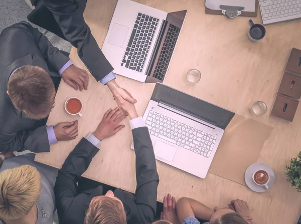 Gente de negocios sentada y discutiendo en la reunión de negocios, en la oficina — Foto de Stock