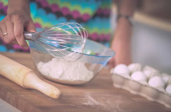 Jonge vrouw in de keuken, geïsoleerd op de achtergrond — Stockfoto