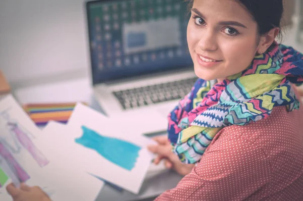 Modern ung modedesigner som arbetar på studio. — Stockfoto