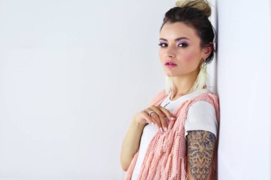 Çalışma odasında duran güzel bir kadın. Güzel kadın..