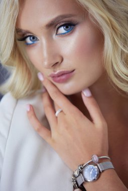 Güzel genç kadın portresi, ofiste oturuyor..