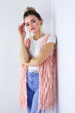 Çalışma odasında duran güzel bir kadın. Güzel kadın..