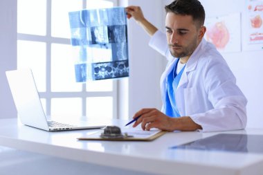 Yakışıklı doktor genç bayan hastayla konuşuyor ve... 