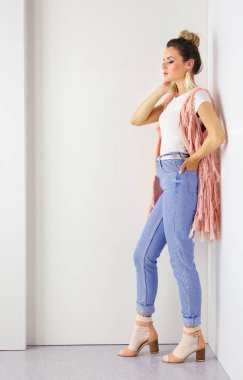 Çalışma odasında duran güzel bir kadın. Güzel kadın..