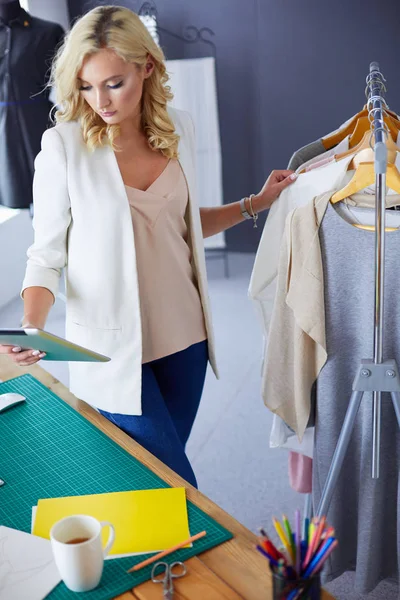 Donna stilista che lavora sui suoi disegni in studio. — Foto Stock