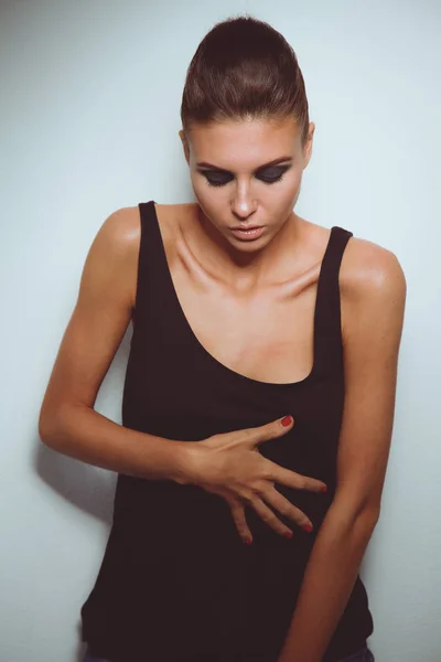 Portrait d'une belle femme avec collier, isolé sur fond blanc. Portrait d'une belle femme. — Photo