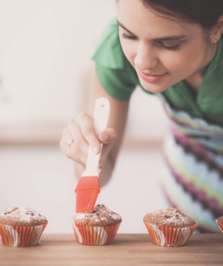 Kadın mutfakta pasta yapıyor.