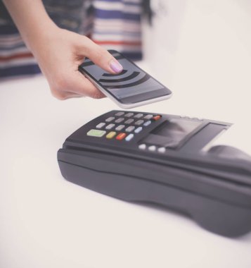 Müşteri ile smartphone Nfc teknolojisi kullanılarak dükkanda ödüyor. NFC teknolojisi. Müşteri ödeme