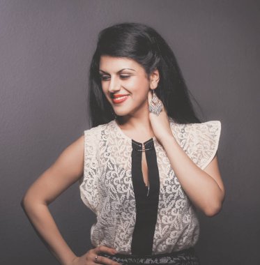 Gri arka plan üzerinde duran güzel kadın. Güzel kadın