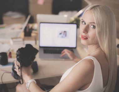 Genç fotoğrafçı ve iş yerinde grafik tasarımcı