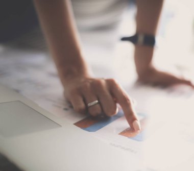 İş yerinin yanında duran güzel bir iş kadınının portresi.