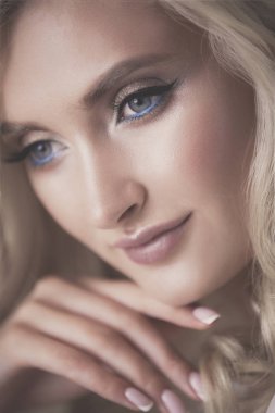 Güzel genç kadın portresi, ofiste oturuyor..