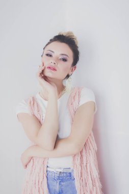 Çalışma odasında duran güzel bir kadın. Güzel kadın..