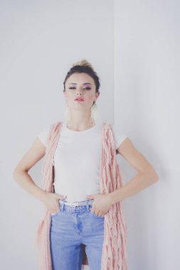 Çalışma odasında duran güzel bir kadın. Güzel kadın..