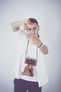 kamera ile genç adam. Beyaz arka plan üzerinde izole.