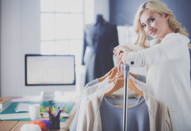 Moda tasarımcısı kadın stüdyoda tasarımları üzerinde çalışıyor..