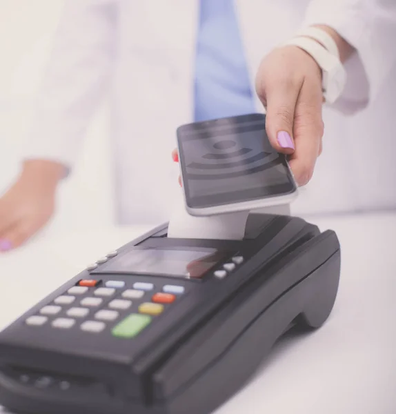 O médico está a segurar o terminal de pagamentos nas mãos. A pagar por cuidados de saúde. Doutor... — Fotografia de Stock