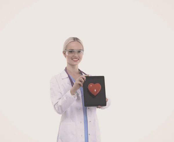 Médica jovem segurando um coração vermelho, isolado em fundo branco. Mulher médica — Fotografia de Stock