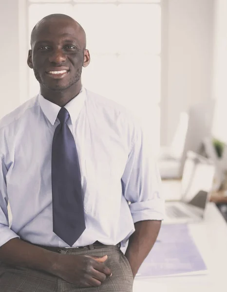 Πορτρέτο Ενός Όμορφου Μαύρου Επιχειρηματία Στο Γραφείο — Φωτογραφία Αρχείου