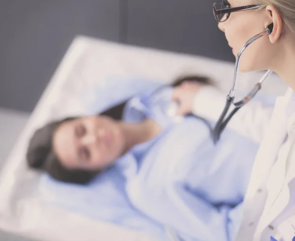 Dokter en patiënt bespreken iets tijdens het zitten op de tab — Stockfoto