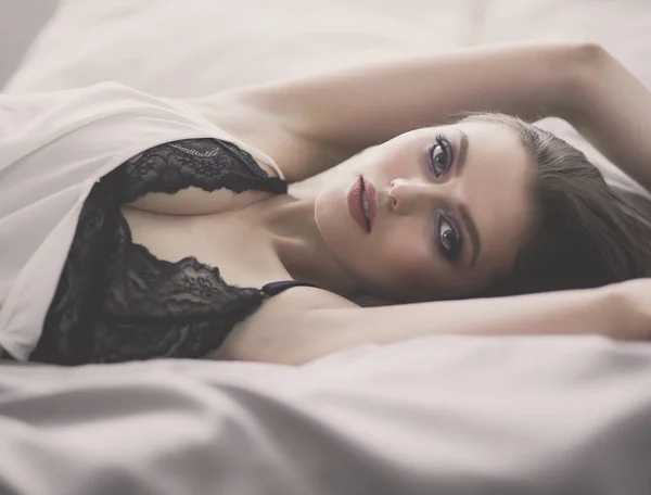 Portret sexy modne kobieta na łóżko — Zdjęcie stockowe