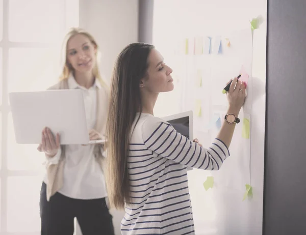 Mooie glimlachende zwangere vrouw met de arts in het ziekenhuis — Stockfoto