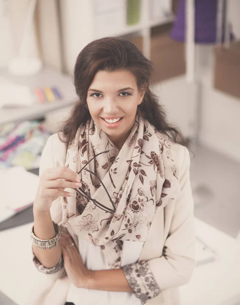 Moderno diseñador de moda joven que trabaja en el estudio. — Foto de Stock