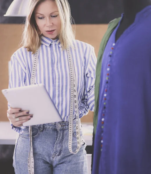 Diseñadora de moda trabajando en sus diseños en el estudio — Foto de Stock