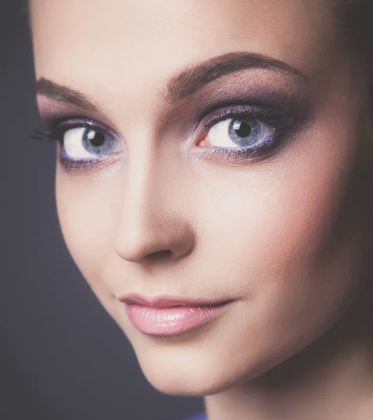 Studio záběr krásná mladá žena nosí profesionální make-up. — Stock fotografie