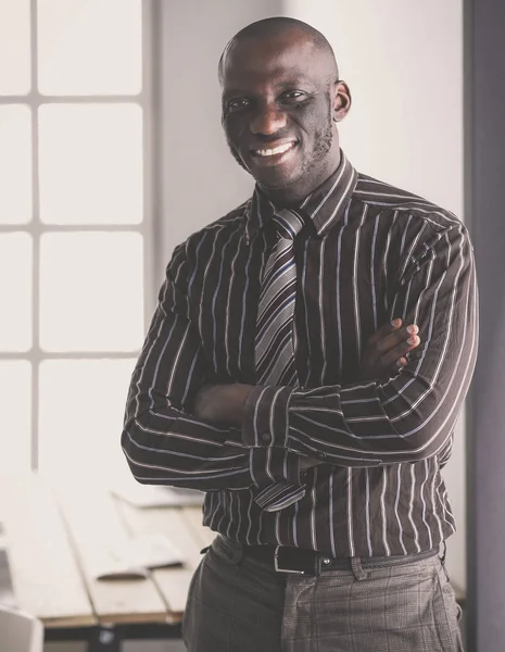 Porträtt av en stilig svart affärsman stående i ämbetet — Stockfoto