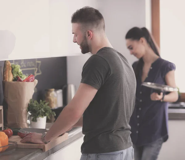 Paar koken samen in hun keuken thuis — Stockfoto