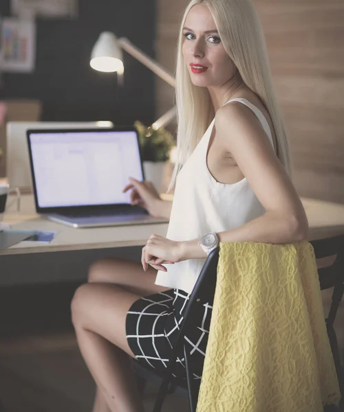 Design de moda trabalhando em estúdio sentado na mesa — Fotografia de Stock