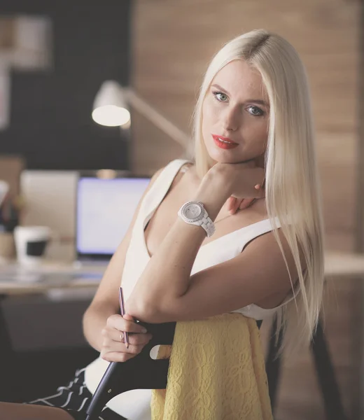 Retrato de una empresaria madura profesional ejecutiva sentada en el escritorio de la oficina — Foto de Stock