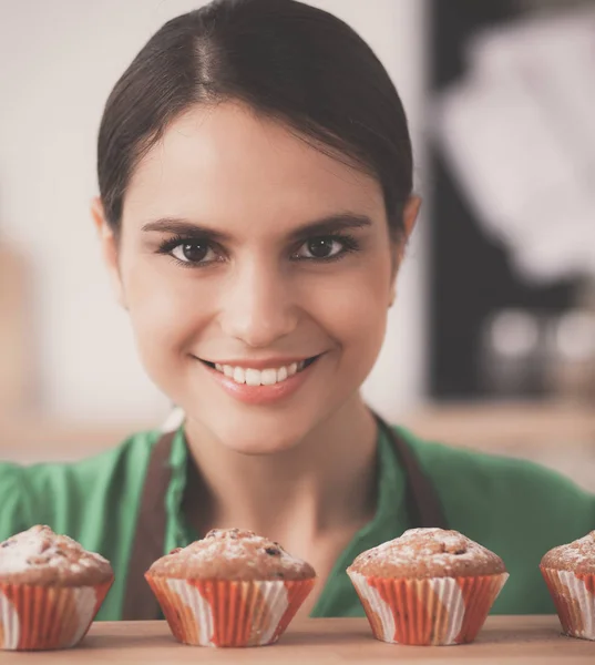 Frau backt Kuchen in der Küche — Stockfoto