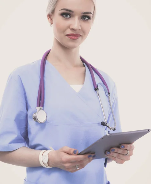 Médico femenino usando una tableta digital y de pie sobre fondo blanco. Mujeres doctores. —  Fotos de Stock