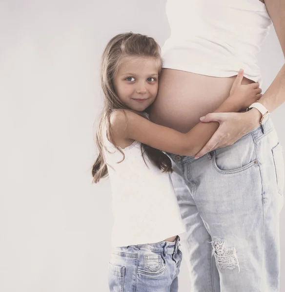 Mulheres grávidas e menina feliz . — Fotografia de Stock