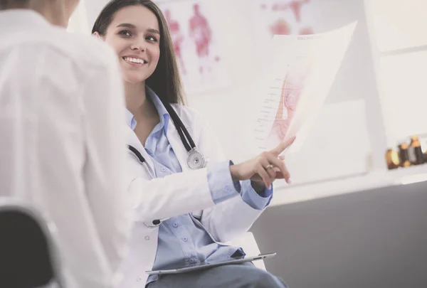 Docteur et patient discutant de quelque chose assis à la table. Médecine et soins de santé concept — Photo