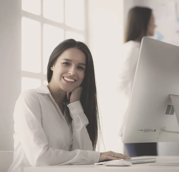 Atraktivní obchodní žena pracující na přenosný počítač v kanceláři. Podnikatelé — Stock fotografie