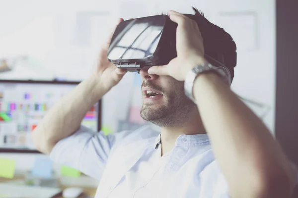 Jovem Programador Software Masculino Testando Novo Aplicativo Com Óculos Realidade — Fotografia de Stock