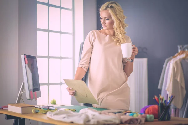 Diseñadora de moda mujer trabajando en sus diseños en el estudio. —  Fotos de Stock