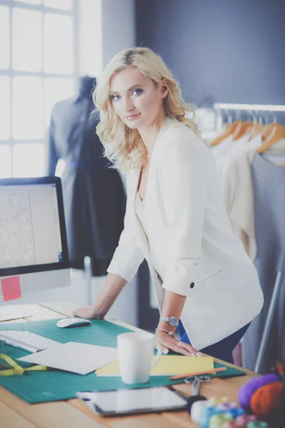 Fashion designer vrouw werkt aan haar ontwerpen in de studio. — Stockfoto