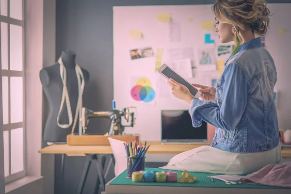 Fashion designer vrouw werkt aan haar ontwerpen in de studio — Stockfoto