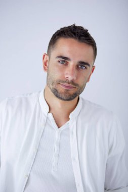 Genç iş adamı beyaz arka planda tek başına duruyor..