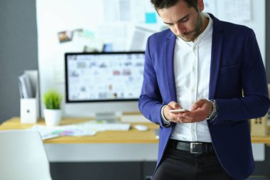 Genç tasarımcı ofisinde SMS yazma