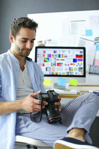 İnternette çalışırken bilgisayarın ve dizüstü bilgisayarın önünde grafik stüdyosunda oturan genç tasarımcının portresi. — Stok fotoğraf